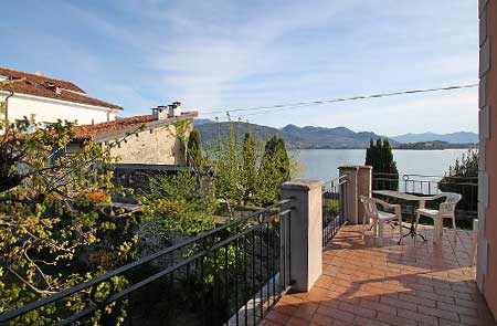 Widok z tarasu apartamentu dla nawet 4 osób na Isola dei Pescatori